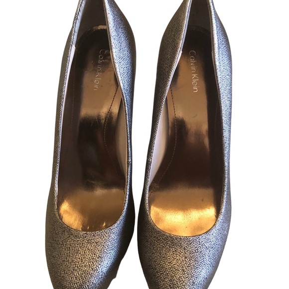 Calvin Klein Women’s Heels. Size 9. Runs Small.. Closer to a Size 8.5 ..Metallic - Picture 7 of 9